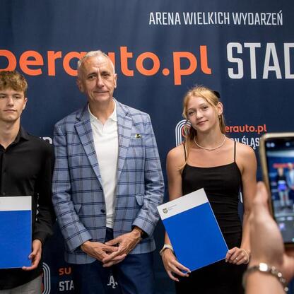 Wicemarszałek Województwa Śląskiego Leszek Pietraszek i Tomasz Majewski wręczają nagrody sportowcom na Superauto.pl Stadion Śląskim. (wygenerowano przez AI)