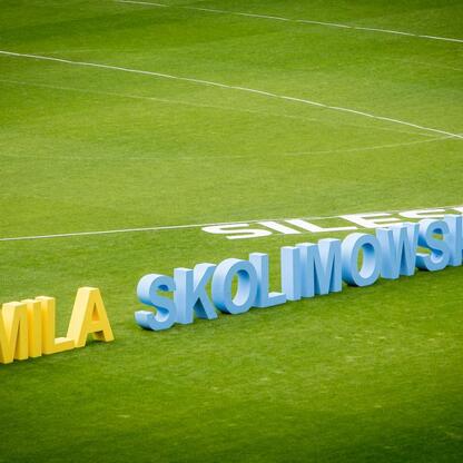 Na Stadionie Śląskim ustawione są kolorowe litery 
