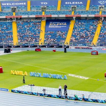 Zaprezentowana na zdjęciu scena z nagrodzonymi sportowcami na Superauto.pl Stadion Śląskim podczas uroczystości wręczenia Nagród Marszałka Województwa Śląskiego. (wygenerowano przez AI)