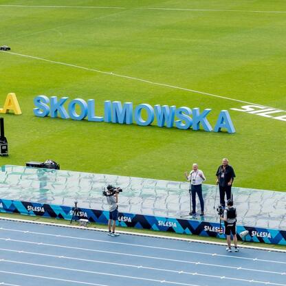 Celebrytka Kamila Skolimowska na podium w Silesia Stadium podczas ceremonii wręczenia Nagród Marszałka Województwa Śląskiego. (wygenerowano przez AI)