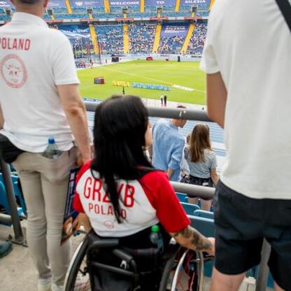 Zdjęcie przedstawia moment na Superauto.pl Stadionie Śląskim podczas uroczystości wręczenia Nagród Marszałka Województwa Śląskiego. Atmosfera jest świąteczna, z widocznymi sportowcami i uczestnikami u (wygenerowano przez AI)