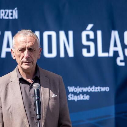 Wicemarszałek Leszek Pietraszek przemawia na podium podczas Silesia Marathon, wydarzenie organizowane jest na Stadionie Śląskim. (wygenerowano przez AI)