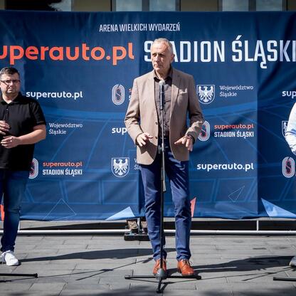 Wicemarszałek Leszek Pietraszek na konferencji prasowej przed Silesia Marathon 2025. (wygenerowano przez AI)