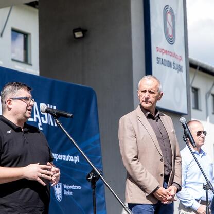 Wicemarszałek Leszek Pietraszek przemawia na Silesia Marathon, 5 października. (wygenerowano przez AI)