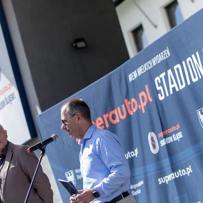 Wicemarszałek Leszek Pietraszek prowadzi briefingu prasowego przed Silesia Marathon, który odbędzie się 5 października na Superauto.pl Stadion Śląski. (wygenerowano przez AI)