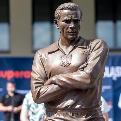 Statua sportowca przed Silesia Marathon, Śląsk. (wygenerowano przez AI)