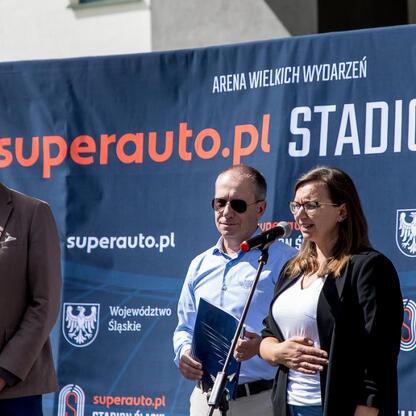 Wicemarszałek Leszek Pietraszek przemawia podczas Silesia Marathon, wspierając imprezę jako ważny element lokalnej społeczności. (wygenerowano przez AI)
