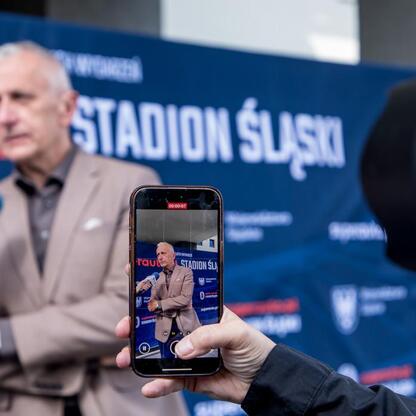 Wicemarszałek Leszek Pietraszek podczas briefingu prasowego na Silesia Marathon. (wygenerowano przez AI)