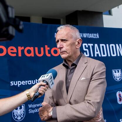 Wicemarszałek Leszek Pietraszek na konferencji prasowej przed Silesia Marathon. (wygenerowano przez AI)