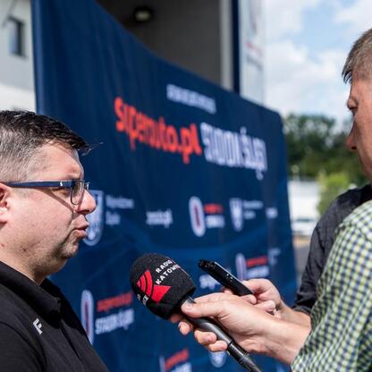 Na zdjęciu: Wywiad przed Silesia Marathon 2025 na Superauto.pl Stadionie Śląskim. (wygenerowano przez AI)
