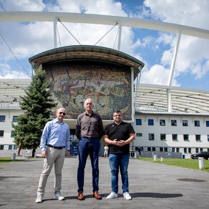 Grupa osób na Silesia Marathon, przed Superauto.pl Stadionem Śląskim. (wygenerowano przez AI)