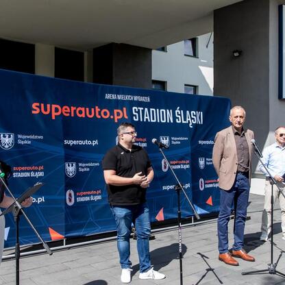 Wicemarszałek Leszek Pietraszek prezentuje Silesia Marathon na konferencji prasowej. (wygenerowano przez AI)