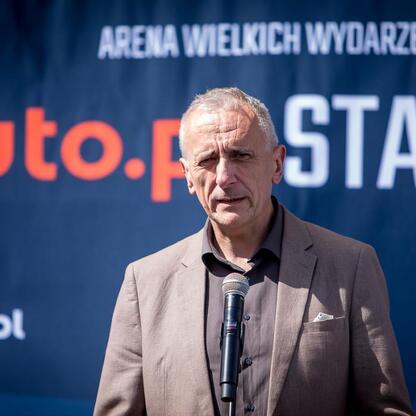 Wicemarszałek Leszek Pietraszek przemawia na podium podczas Silesia Marathon, wspominając o edukacyjnym charakterze imprezy. (wygenerowano przez AI)