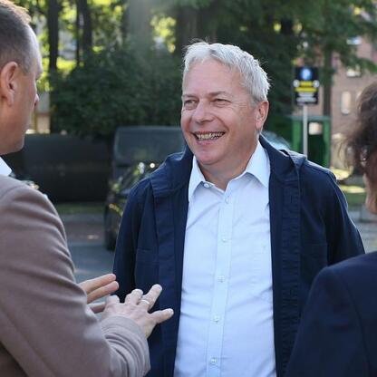 Wojciech Saługa, marszałek Województwa Śląskiego, omawia z partnerami strategie promowania Zabrze jako ośrodka turystycznego, zwłaszcza w kontekście UNESCO. (wygenerowano przez AI)