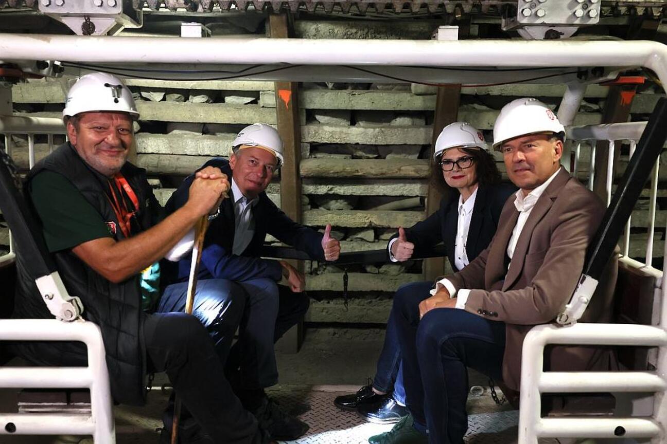 Mężczyzna w mundurze górniczym inspektuje panel elektryczny w muzeum węglowym. (wygenerowano przez AI)