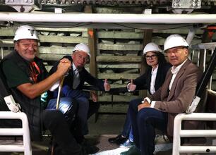 Mężczyzna w mundurze górniczym inspektuje panel elektryczny w muzeum węglowym. (wygenerowano przez AI)
