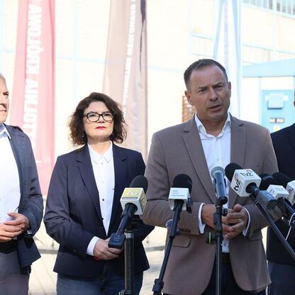 Wojciech Saługa, Marszałek Województwa Śląskiego, prowadzi konferencję prasową o wpisaniu Zabrza na listę światowego dziedzictwa UNESCO. (wygenerowano przez AI)