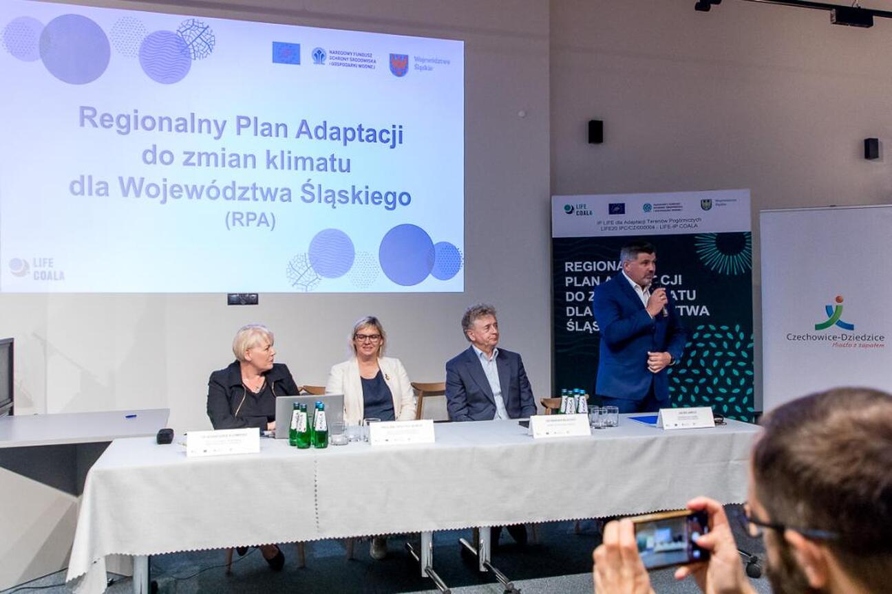 Podczas konsultacji społecznych w Czechowicach-Dziedzicach omawiany jest pierwszy w Polsce Regionalny Plan Adaptacji do zmian klimatu dla Województwa Śląskiego. (wygenerowano przez AI)