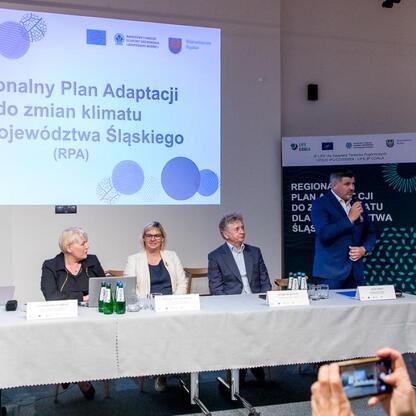 Regionalny Plan Adaptacji do zmian klimatu dla Śląska omawiany podczas konsultacji w Czechowicach-Dziedzicach. (wygenerowano przez AI)