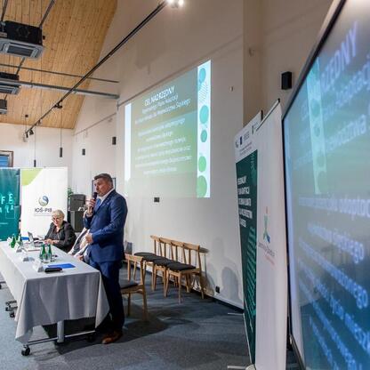 Konferencja na temat pierwszego w Polsce Regionalnego Planu Adaptacji do zmian klimatu dla Województwa Śląskiego. (wygenerowano przez AI)