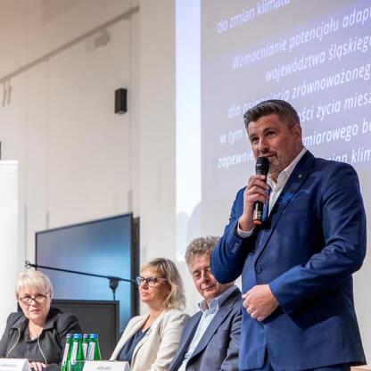 Panel dyskusyjny w Czechowicach-Dziedzicach: konsultacje społeczne dla pierwszego Regionalnego Planu Adaptacji do zmian klimatu dla Województwa Śląskiego. (wygenerowano przez AI)