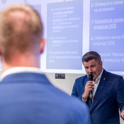 Podczas konsultacji na temat pierwszego Regionalnego Planu Adaptacji do zmian klimatu dla Województwa Śląskiego. (wygenerowano przez AI)