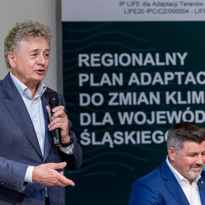 Mężczyzna przemawia na konsultacjach społecznych w Czechowicach-Dziedzicach, dotyczących planu adaptacji do zmian klimatu dla Śląska. (wygenerowano przez AI)
