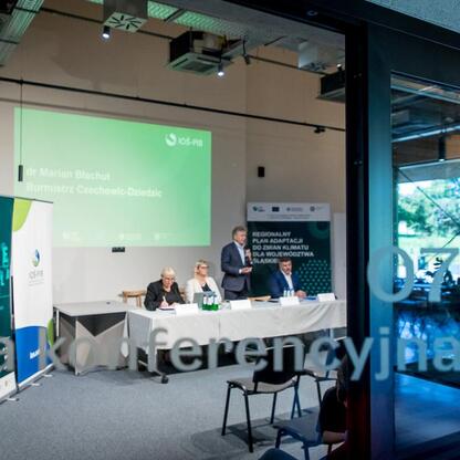 Panel dyskusyjny w ramach konsultacji społecznych dotyczących pierwszego w Polsce Regionalnego Planu Adaptacji do zmian klimatu dla Województwa Śląskiego. (wygenerowano przez AI)