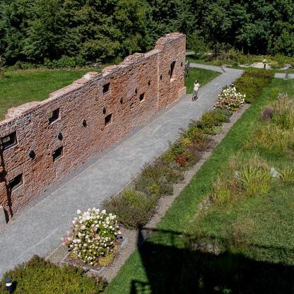 Historyczna cegła i park, symbol adaptacji klimatycznej w Śląsku. (wygenerowano przez AI)