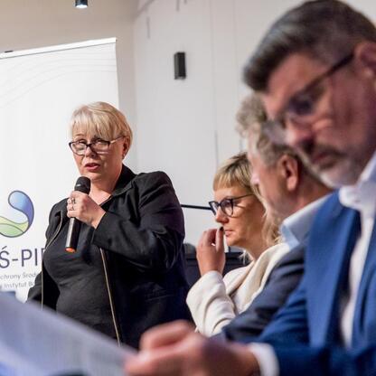 W czasie konsultacji społecznych w Czechowicach-Dziedzicach zaprezentowano pierwszy w Polsce Regionalny Plan Adaptacji do zmian klimatu dla Województwa Śląskiego. (wygenerowano przez AI)