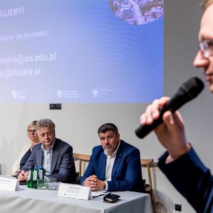Spotkanie w Czechowicach-Dziedzicach: dyskusja o planie adaptacji klimatycznej dla Śląska. (wygenerowano przez AI)