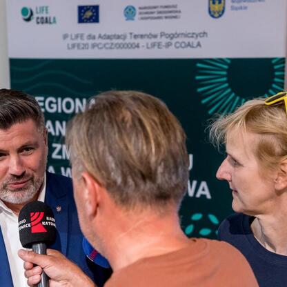 Wizytacja w Centrum Ekologii i Zieleni w Czechowicach-Dziedzicach, spotkanie z mieszkańcami i ekspertami na temat Regionalnego Planu Adaptacji do zmian klimatu dla Województwa Śląskiego. (wygenerowano przez AI)