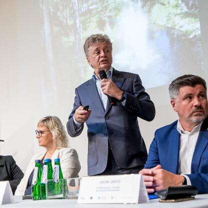 Podczas konsultacji społecznych w Czechowicach-Dziedzicach omawiany jest pierwszy w Polsce Regionalny Plan Adaptacji do zmian klimatu dla Województwa Śląskiego. (wygenerowano przez AI)