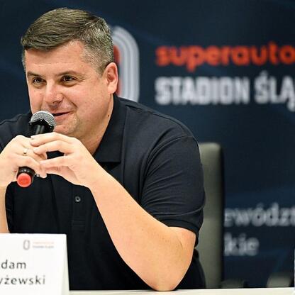Adam Strzyżewski, dyrektor Superauto.pl Stadium Śląski, przemawia na konferencji prasowej. (wygenerowano przez AI)