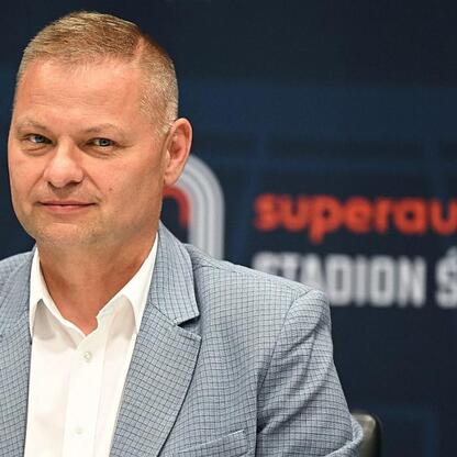 Członek Zarządu Województwa Rafał Adamczyk podczas konferencji prasowej przed meczem legend piłki nożnej Polska - Niemcy na Superauto.pl Stadion Śląskim. (wygenerowano przez AI)