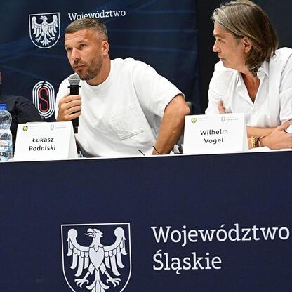 Prasa i sport na Superauto.pl Stadionie Śląskim. Podготовka do meczu legend polsko-niemieckich. (wygenerowano przez AI)