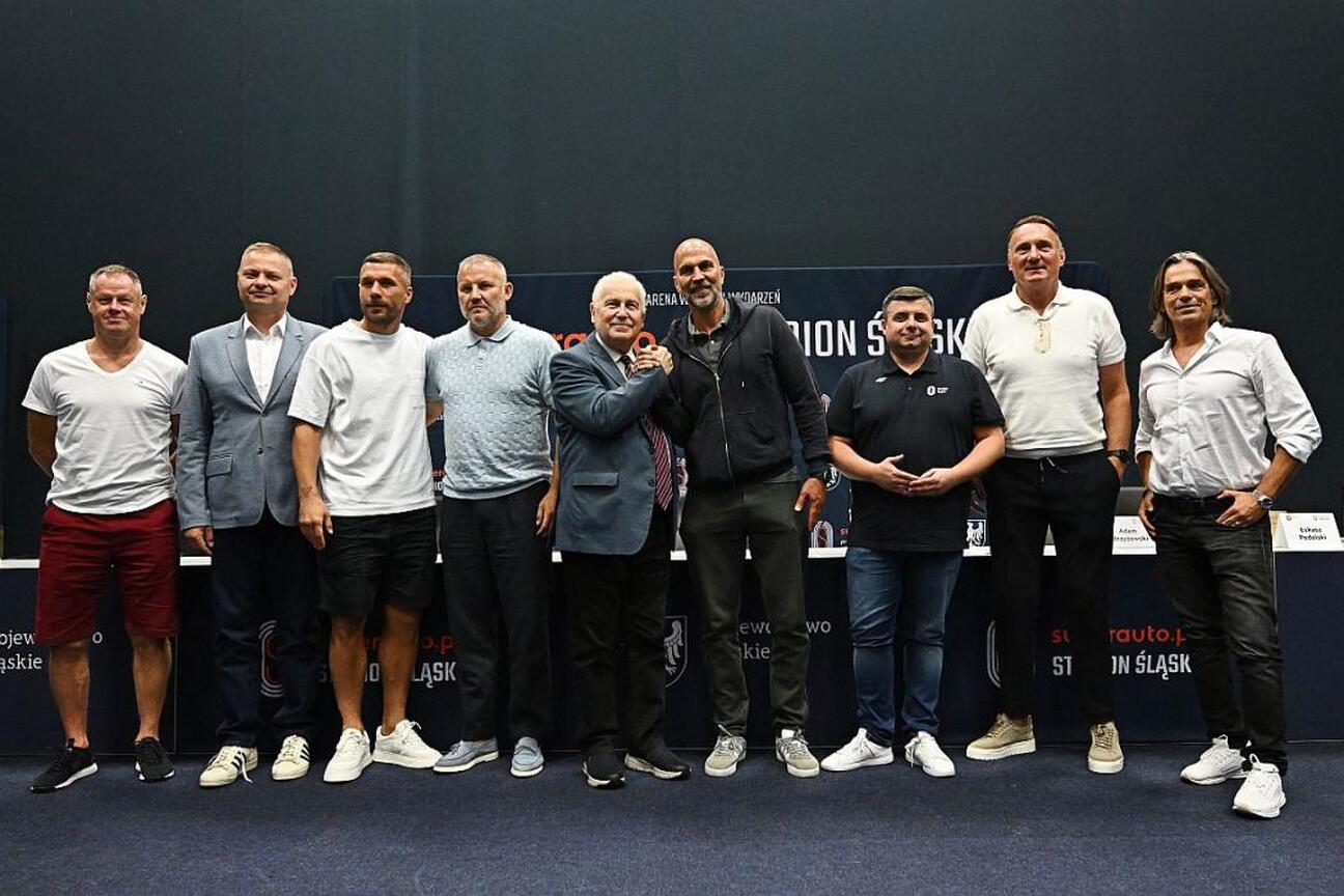 Grupa legend polskiej i niemieckiej piłki nożnej przedstawiona na Stadionie Śląskim. (wygenerowano przez AI)
