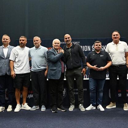 Grupa legend polskiej i niemieckiej piłki nożnej przedstawiona na Stadionie Śląskim. (wygenerowano przez AI)