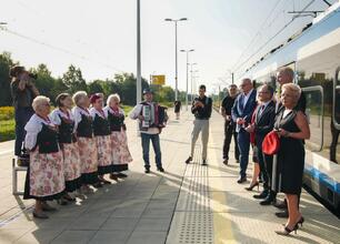 Grzegorz Boski, wicemarszałek Województwa Śląskiego, inauguruje nową linię kolejową Kolei Śląskich. (wygenerowano przez AI)