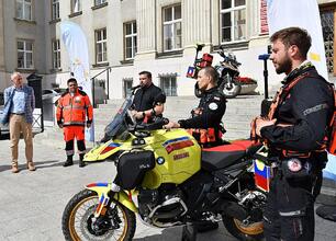 Wicemarszałek Leszek Pietraszek i radny Sejmiku Adam Lubas uczestniczą w przekazaniu nowego motoambulansu dla Wojewódzkiego Pogotowia Ratunkowego w Katowicach. (wygenerowano przez AI)