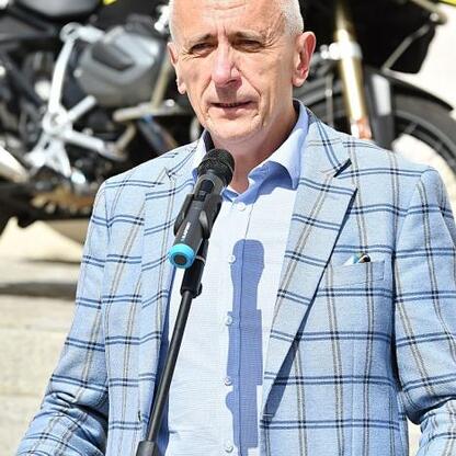 Wicemarszałek Leszek Pietraszek przemawia na inauguracji nowego motocyklowego ambulansu województwa śląskiego. (wygenerowano przez AI)