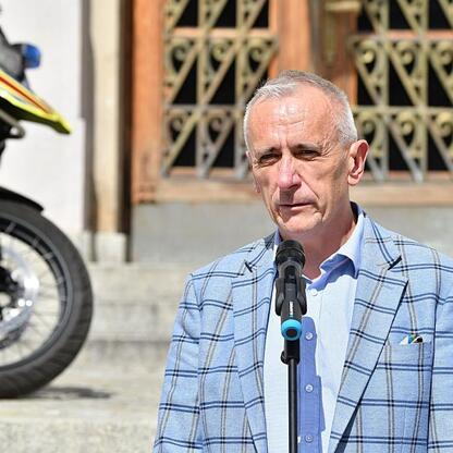 Wicemarszałek Leszek Pietraszek przemawia na uroczystości z okazji przekazania nowego motocyklu ratunkowego województwa śląskiego. (wygenerowano przez AI)