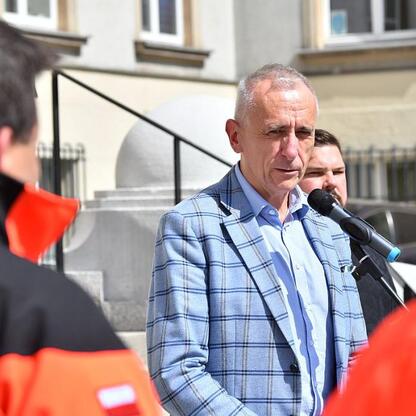 Wicemarszałek Leszek Pietraszek przemawia na inauguracji nowego motocyklu-ambulansu dla województwa śląskiego. (wygenerowano przez AI)