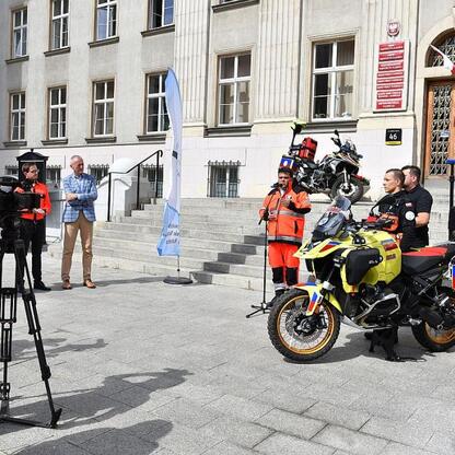 Nowoczesne motocykle BMW R1300GS z medyczną aparaturą, używane przez Wojewódzkie Pogotowie Ratunkowe w Katowicach. (wygenerowano przez AI)
