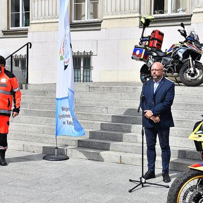 Wicemarszałek Leszek Pietraszek przemawia na ceremonii wprowadzenia nowego motocyklu do wojewódzkiego pogotowia ratunkowego w Katowicach. (wygenerowano przez AI)