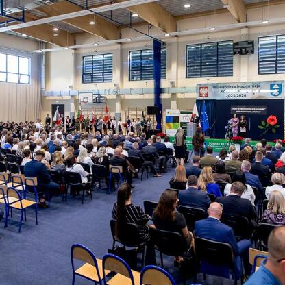 Wojewódzka inauguracja roku szkolnego 2025/2026 w Kłobucku. Uczniowie, nauczyciele i urzędnicy uczestniczą w uroczystości. (wygenerowano przez AI)