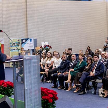 Wicemarszałek Województwa Śląskiego Grzegorz Boski przemawia na Wojewódzkiej Inauguracji Roku Szkolnego 2025/26 w Zespole Szkół nr 1 w Kłobucku. (wygenerowano przez AI)