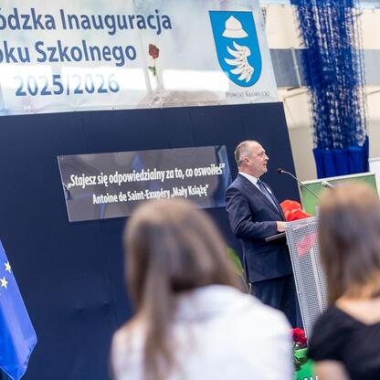 Wernisaż roku szkolnego 2025/2026 w Zespole Szkół nr 1 w Kłobucku, Polska. (wygenerowano przez AI)