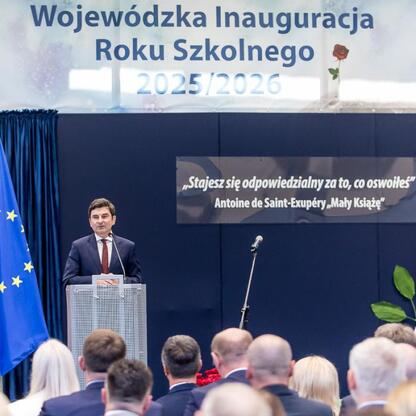 Wojewódzka Inauguracja Roku Szkolnego 2025/2026 w Kłobucku. Uczestnicy: parlamentarzyści i samorządowcy. (wygenerowano przez AI)