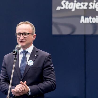 Grzegorz Boski, wicemarszałek Województwa Śląskiego, przemawia na inauguracji roku szkolnego 2025/26 w Kłobucku. (wygenerowano przez AI)